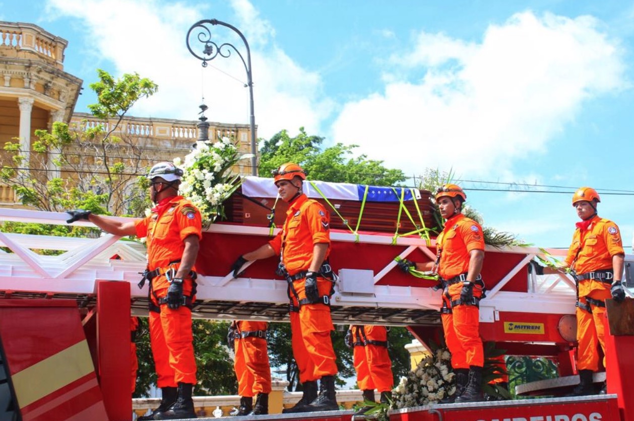 Veja imagens do cortejo de Amazonino Mendes