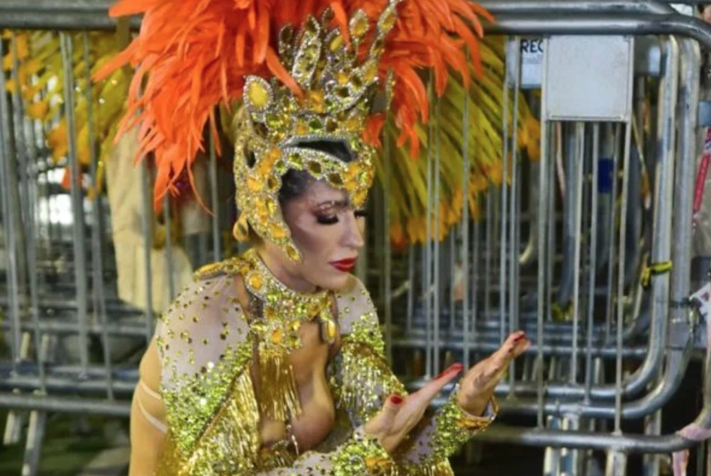 Musa da Gaviões menstrua durante desfile