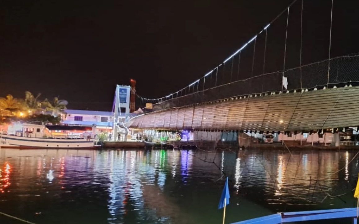 Ponte com cerca de 100 foliões desaba em rio entre RS e SC; vídeo