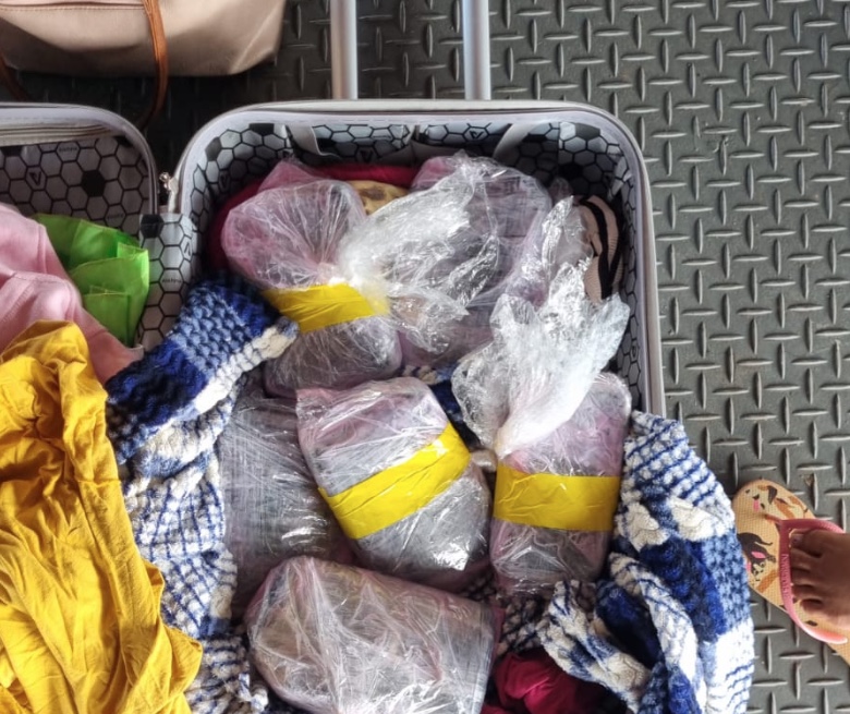 PF prende passageira com 7 kg de cocaína em barco a caminho de Manaus 