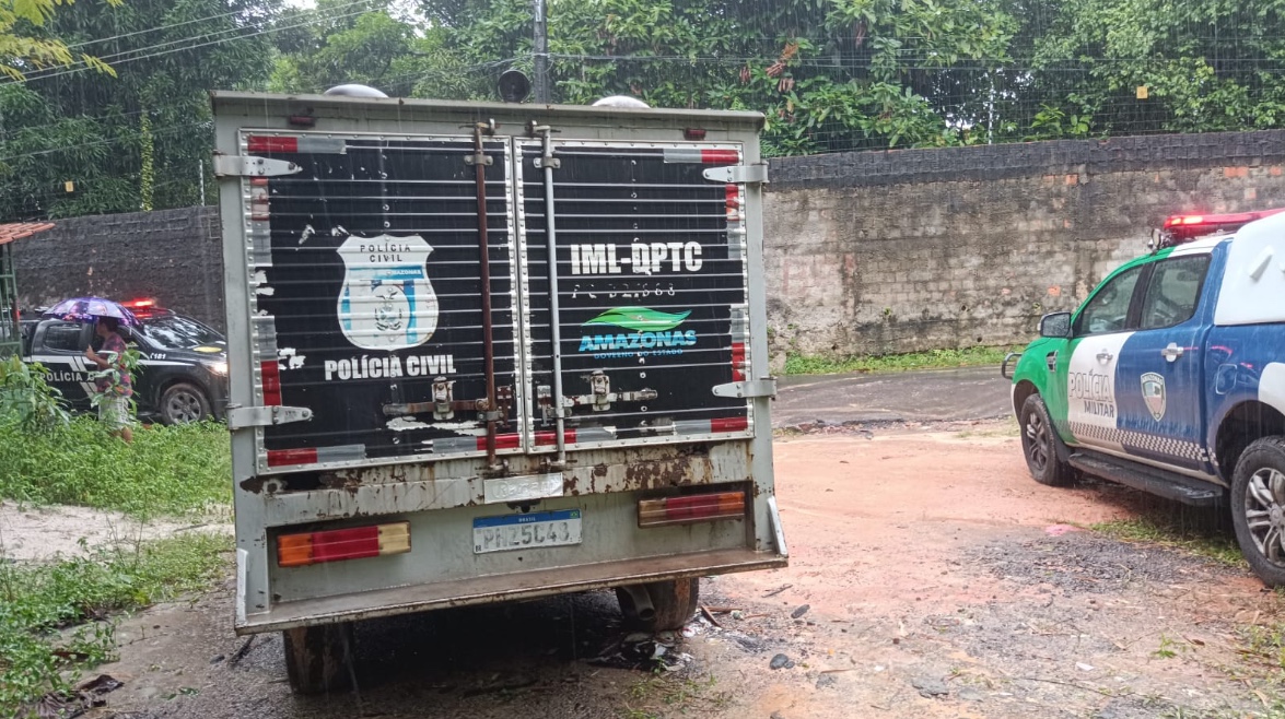 Enrolado em lençol, corpo de homem é achado em ribanceira em Manaus