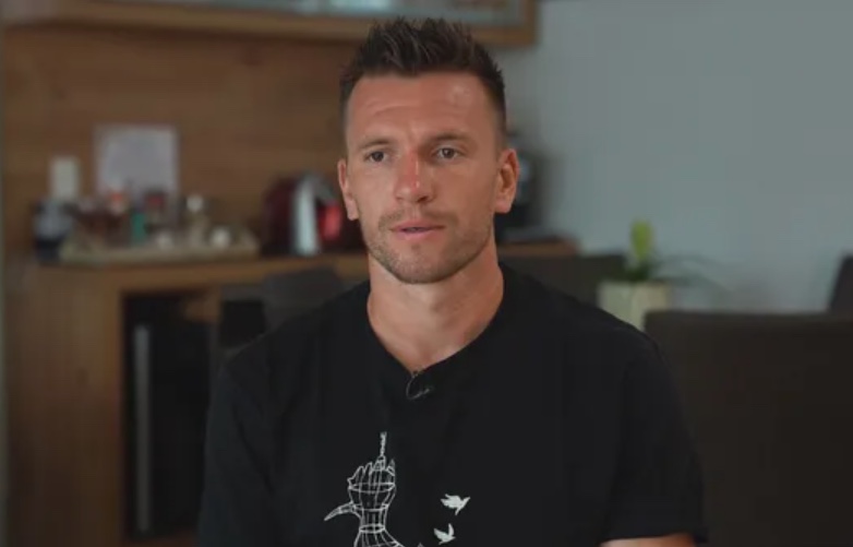 Brock chora ao deixar o Cruzeiro e revela proposta da Arábia