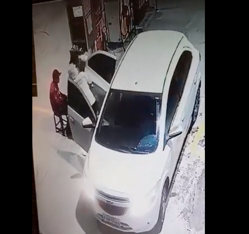 Criminosos rendem frentista e roubam posto de combustível em Manaus