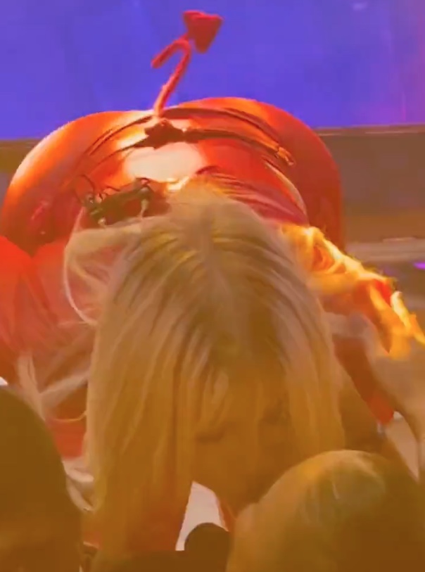 Luísa Sonza e Bianca Andrade se beijam durante show em camarote na Sapucaí