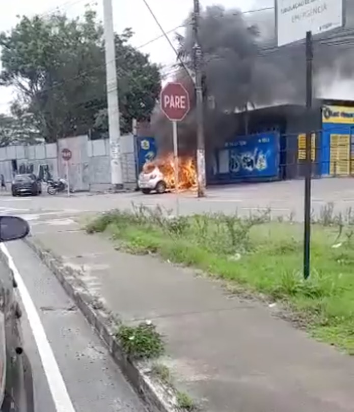 Carro de aplicativo pega fogo em avenida de Manaus; vídeo