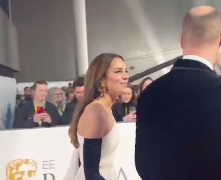 Kate Middleton dá ‘tapinha’ no marido William; veja