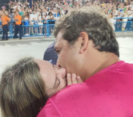 Gleisi Hoffmann troca beijos com Lindbergh na Sapucaí; vídeo