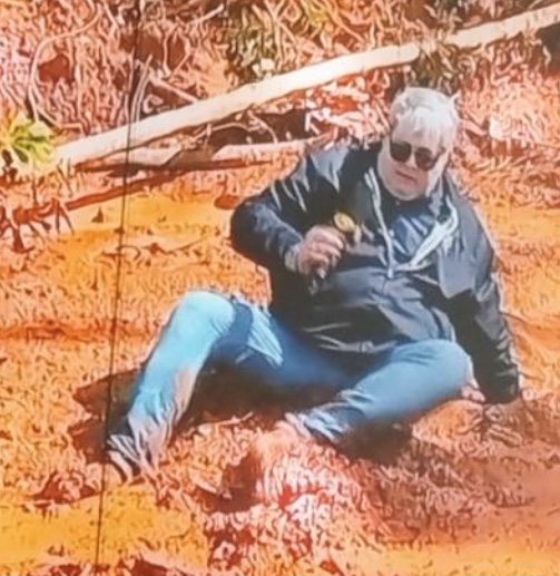 Datena viraliza ao cair de bunda na lama em área de tragédia em SP