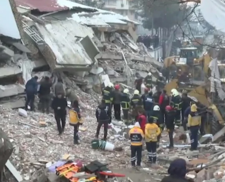 Bebê que nasceu sob escombros após terremoto na Turquia é adotada