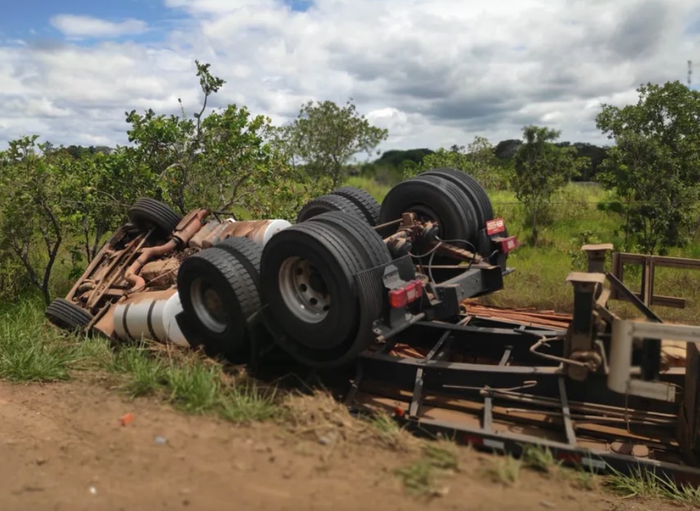 Vídeo: Tio e sobrinho morrem após caminhão tombar na BR-174