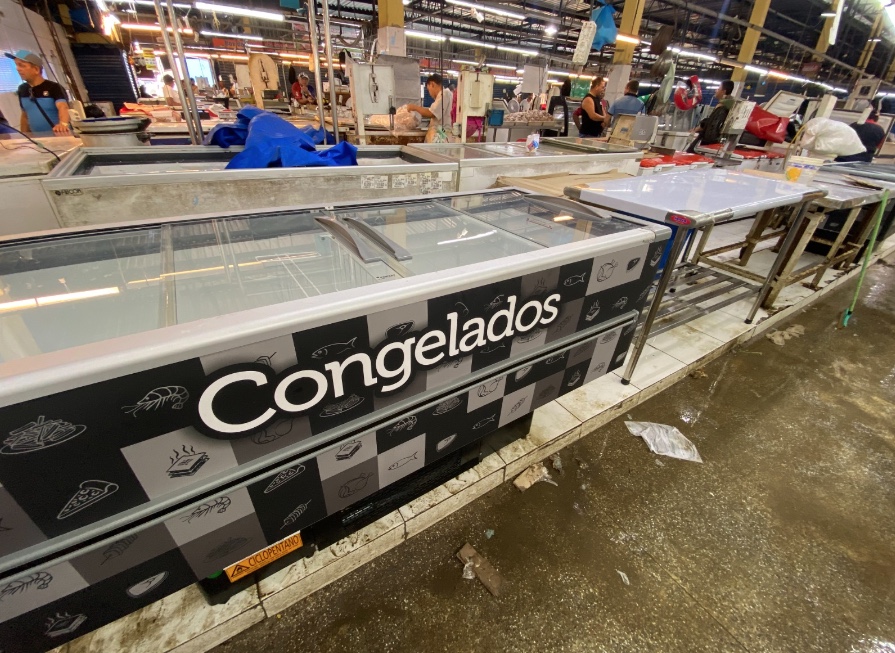 Mais de 100 feirantes da Manaus Moderna recebem novos equipamentos