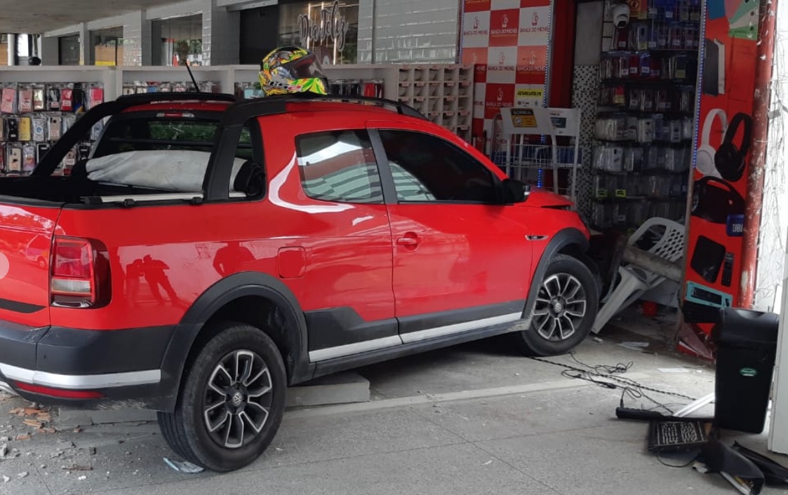 Pedestre é atropelado por carro desgovernado em Manaus; vídeo