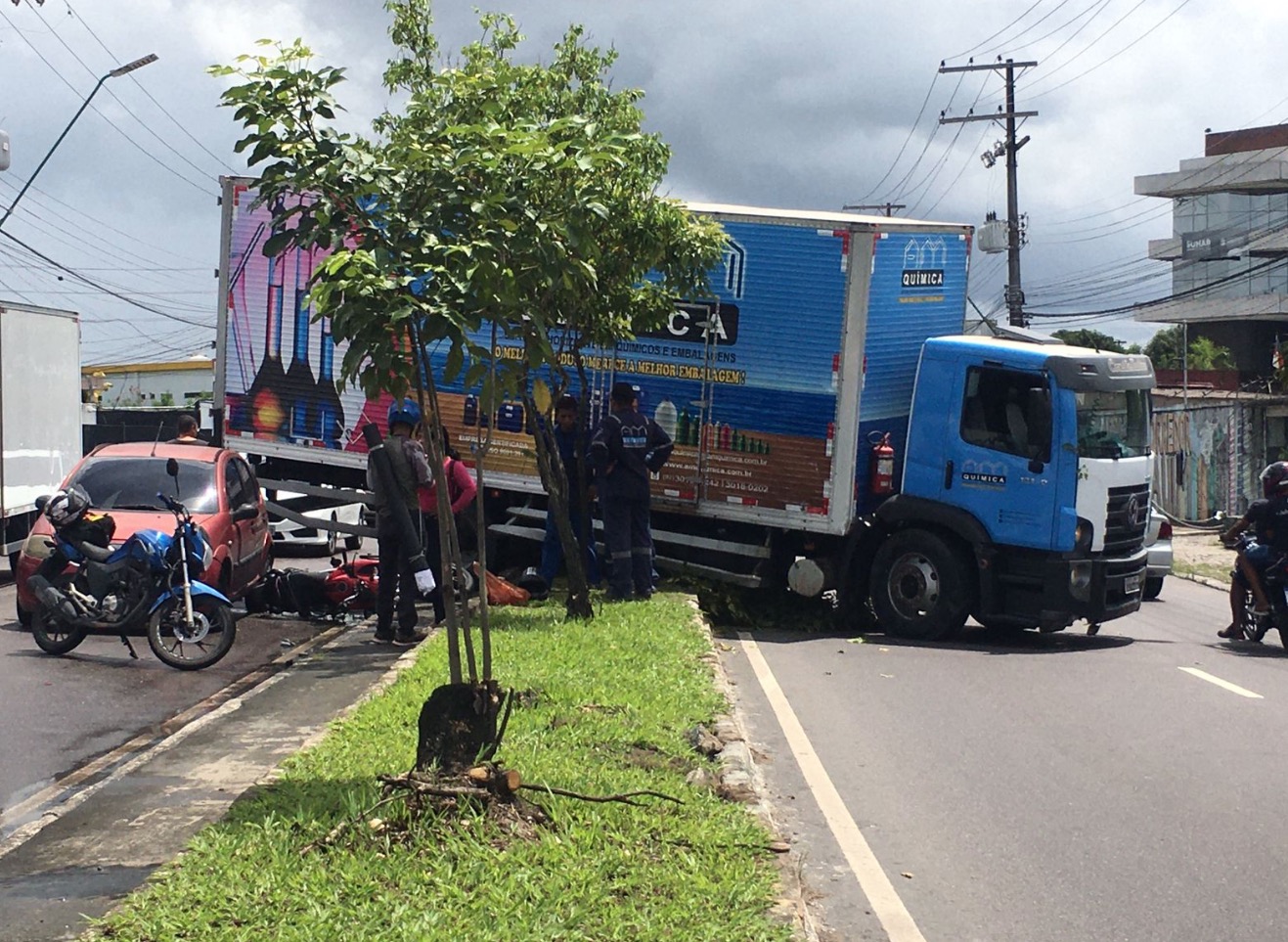 Mulher pula de motocicleta e escapa de ser esmagada por caminhão em Manaus 