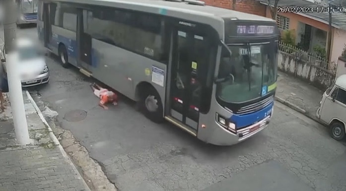 Vídeo: Morre idoso atropelado por ônibus em São Paulo após briga por uso de máscara