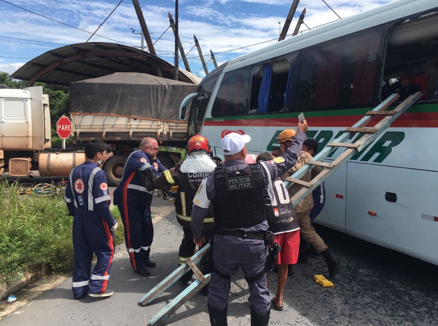 Motorista fica preso às ferragens em acidente entre ônibus e caminhão na barreira de Manaus; vídeos