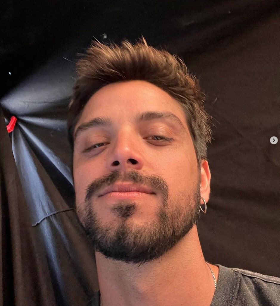 Rodrigo Simas revela ser bissexual: ‘Um cara livre’