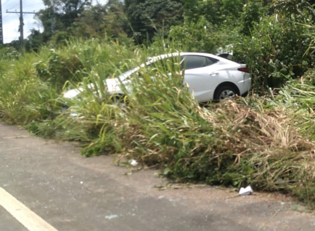 Vídeo: Carro capota e vai parar em mata na AM-070 em Iranduba