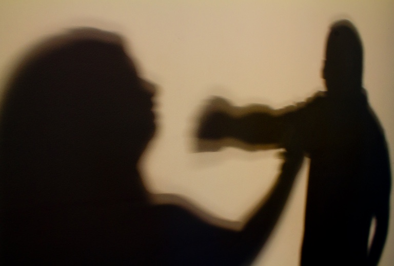 Projeto dobra pena para quem agredir mulher na frente dos filhos