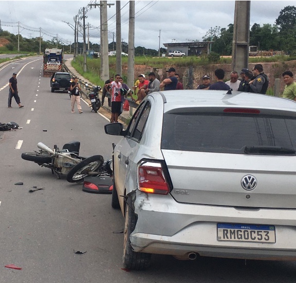 Motociclista morre esmagado por caminhão-cegonha na Avenida das Flores em Manaus