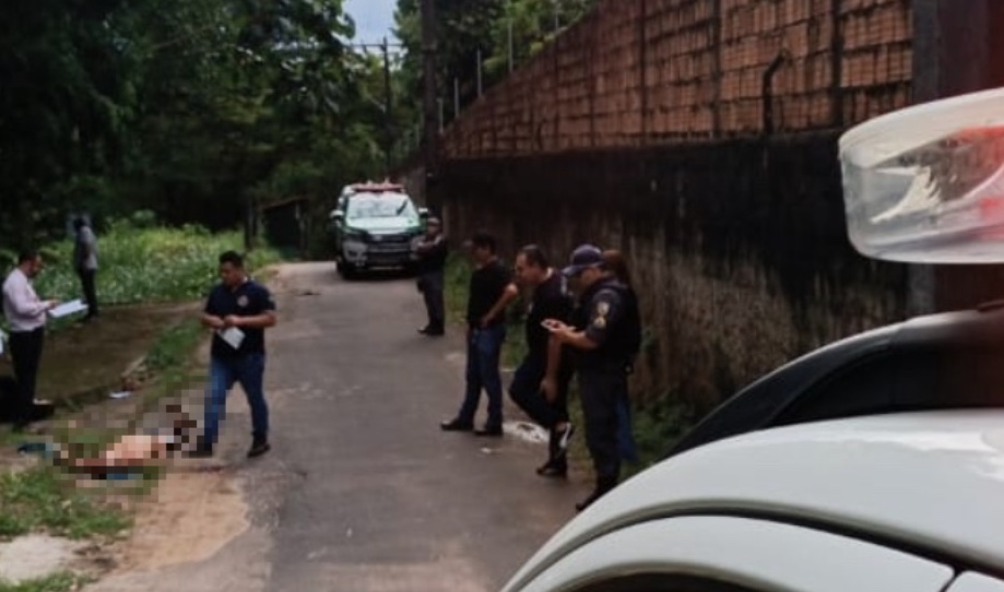 Homem é assassinado com tiros e facadas atrás de muro de igreja em Manaus