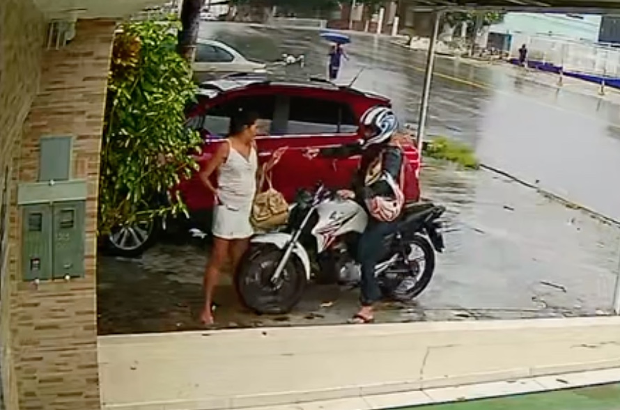 Vestido de mototaxista, homem assalta mulher durante chuva em Manaus; vídeo