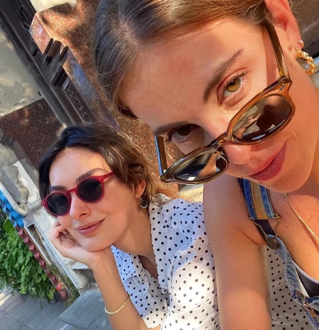 Atriz Marina Moschen comenta sobre decisão de assumir namoro com fotógrafa 