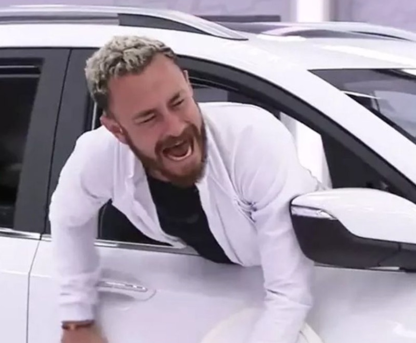 Após críticas, equipe explica promessa de Fred em dar carro ao pai