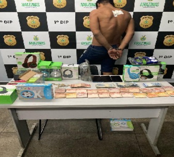 Homem é detido enquanto furtava loja no Centro de Manaus 