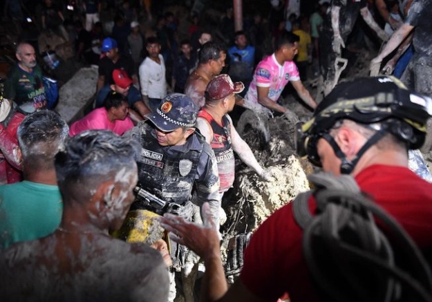 Bombeiros encerram buscas por vítimas de tragédia em Manaus