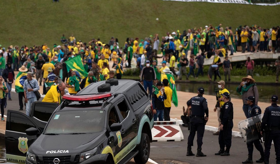 Moraes liberta mais 130 pessoas presas por atos golpistas 