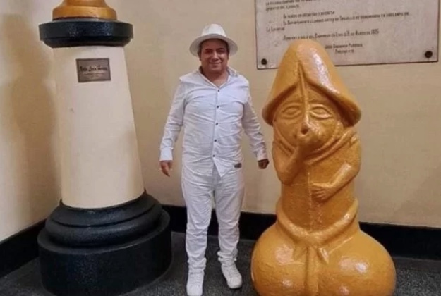 Político instala estátua de pênis gigante em prefeitura e causa polêmica