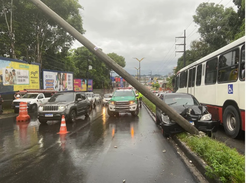 Carro atinge poste durante chuva e complica trânsito em avenida de Manaus 