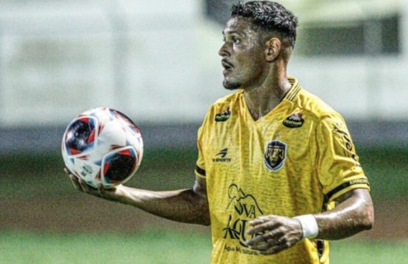 Barezão: Adriano comemora estreia segura como titular pelo Amazonas