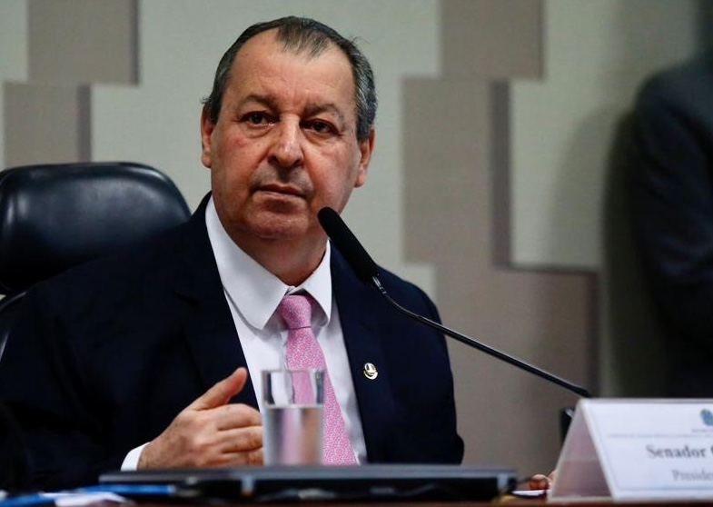 Omar Aziz aponta suspeita de propina no caso de joias doadas a Bolsonaro