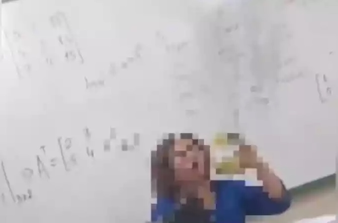 Aluno causa indignação ao 'presentear' professora negra com esponja de aço 