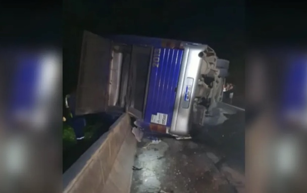 Ônibus com turistas tomba em SP e deixa 3 mortos e 20 feridos 
