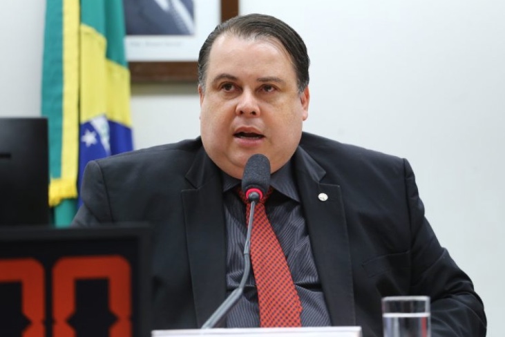 Projeto proíbe cirurgia de mudança de sexo em menores de 21 anos