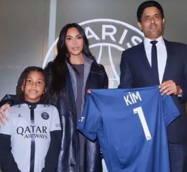 Kim Kardashian faz videochamada com Neymar durante jogo do PSG