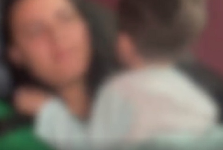 Justiça concede liberdade a mãe que agrediu filho em vídeochamada em Manaus