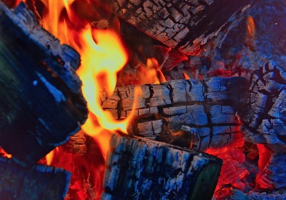 Adolescente é torturado e tem pênis queimado com brasa por casal em MG 