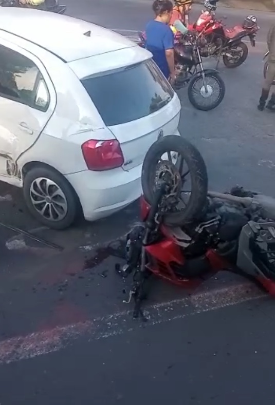 Motociclista fica ferido em acidente com carro em avenida de Manaus