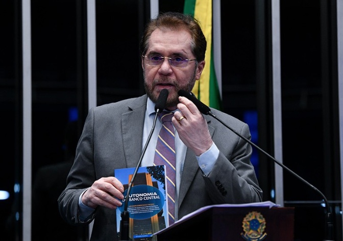 Plínio Valério critica Lula por ataques ao Banco Central