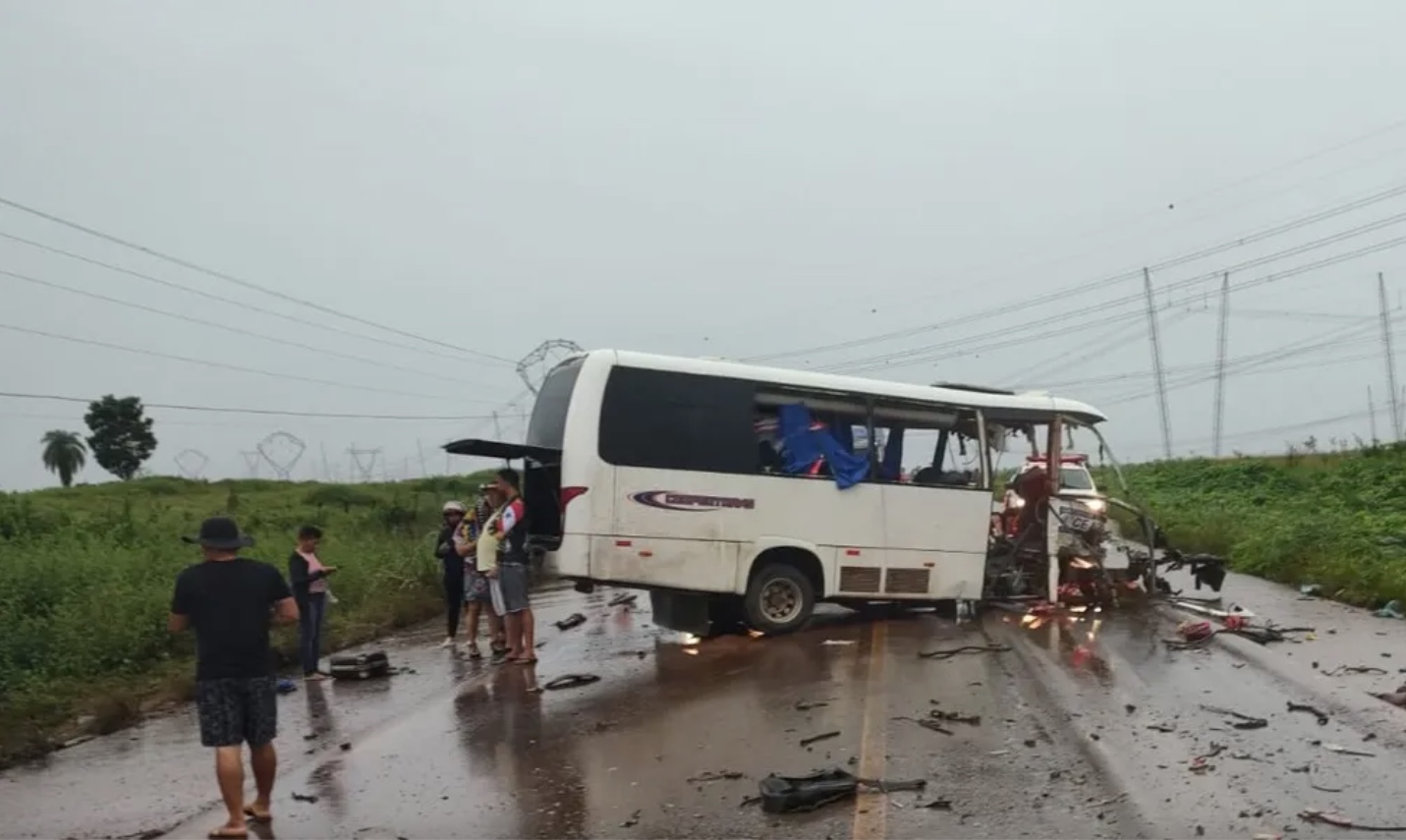 Acidente gravíssimo entre micro-ônibus e caminhão deixa 9 mortos