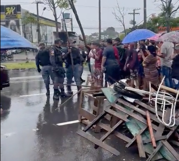 Com móveis destruídos pela chuva, moradores bloqueiam avenida de Manaus em protesto