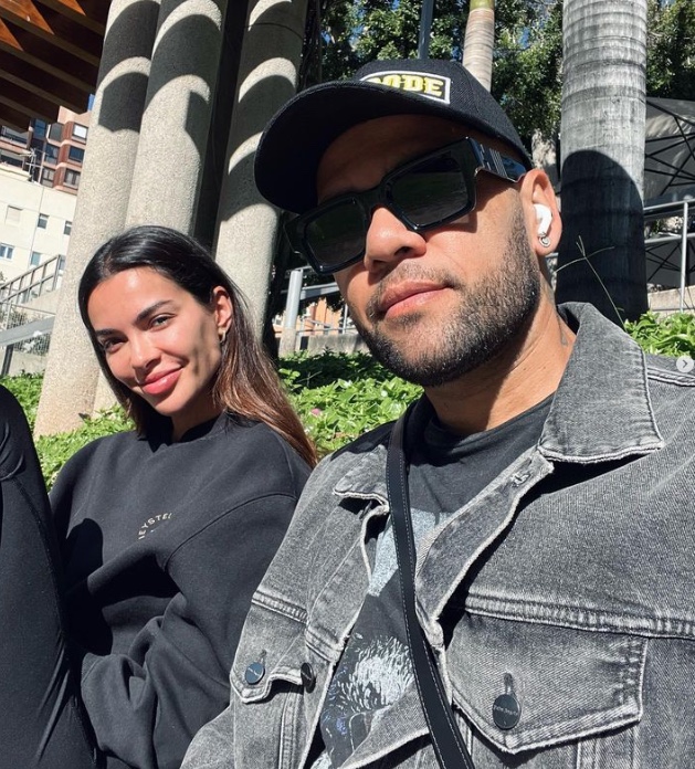 Joana Sanz visita Daniel Alves na prisão após anunciar fim do casamento
