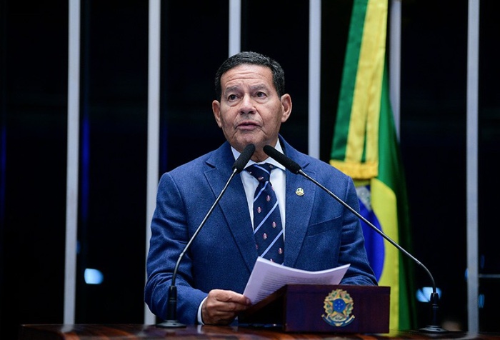 Mourão destaca regime militar de 64 como legado para a democracia