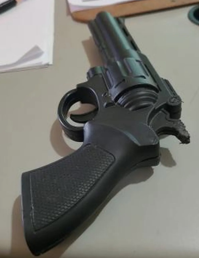 Professora encontra crianças com simulacro de arma de fogo em escola