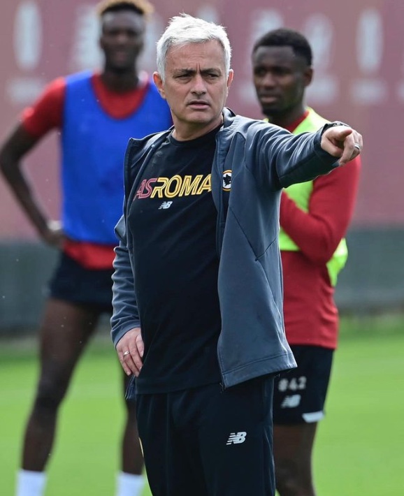 Técnico José Mourinho pede fim de canto racista a torcedores da Roma