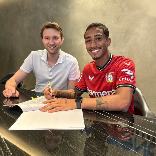 América-MG oficializa venda de lateral Arthur para o Bayer Leverkusen