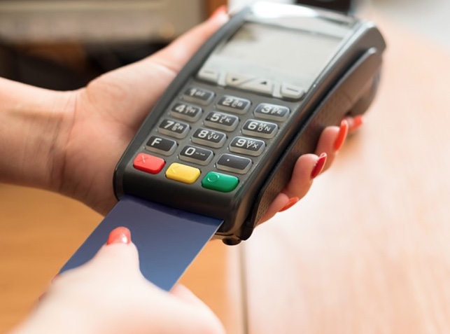 Alerta: Saiba como não cair no golpe do cartão trocado